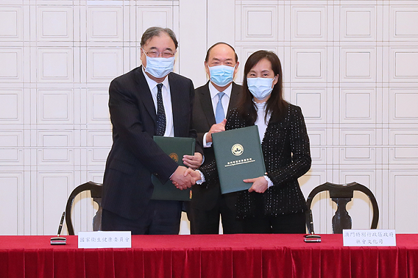 在贺一诚见证下，马晓伟与欧阳瑜签署关于离岛医疗综合体项目的合作备忘录.png