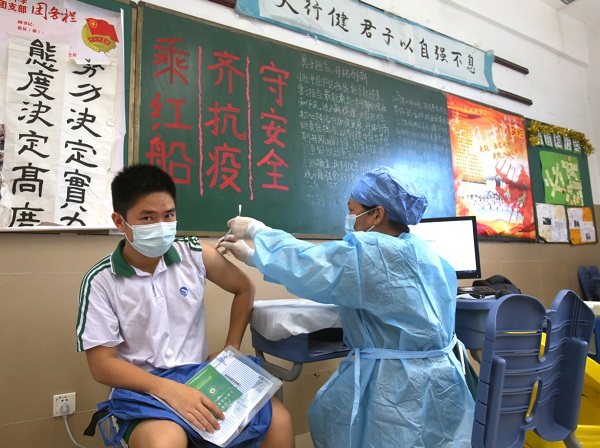 Young people take their jabs in Guangzhou.jpeg