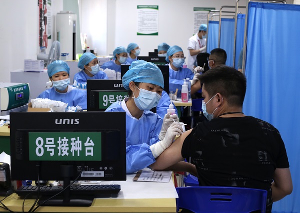 Crowds grow at large vaccine site in Guangzhou.jpg